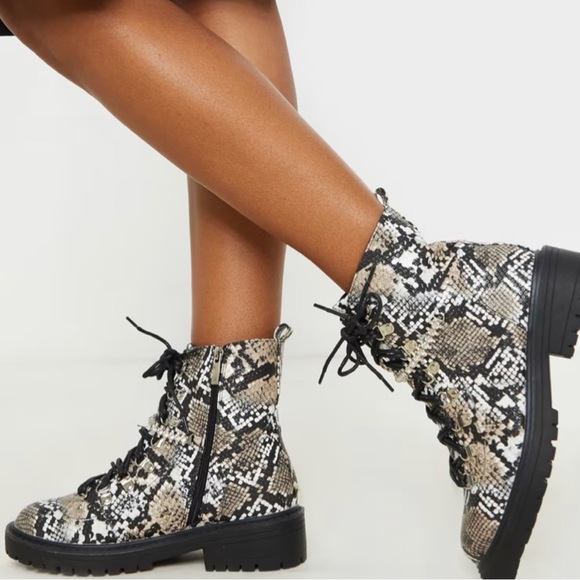 Pretty Little Thing Snake Diamante Detail Combat Ankle Boots Sz 9 - Picture 2 of 16